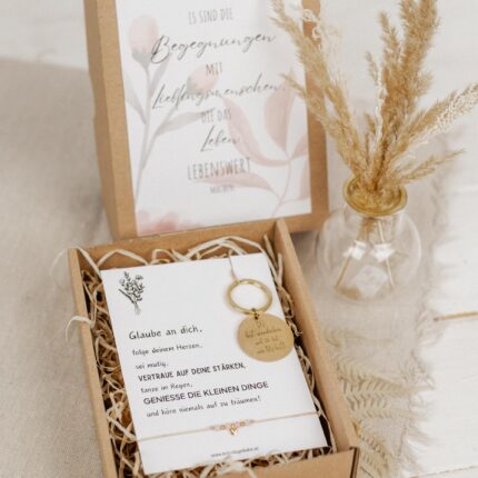 Geschenkbox mit Armband und Schlüsselanhänger