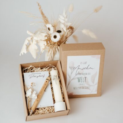 Box mit Kugelschreiber, Kerze Sträußchen, Notizblock